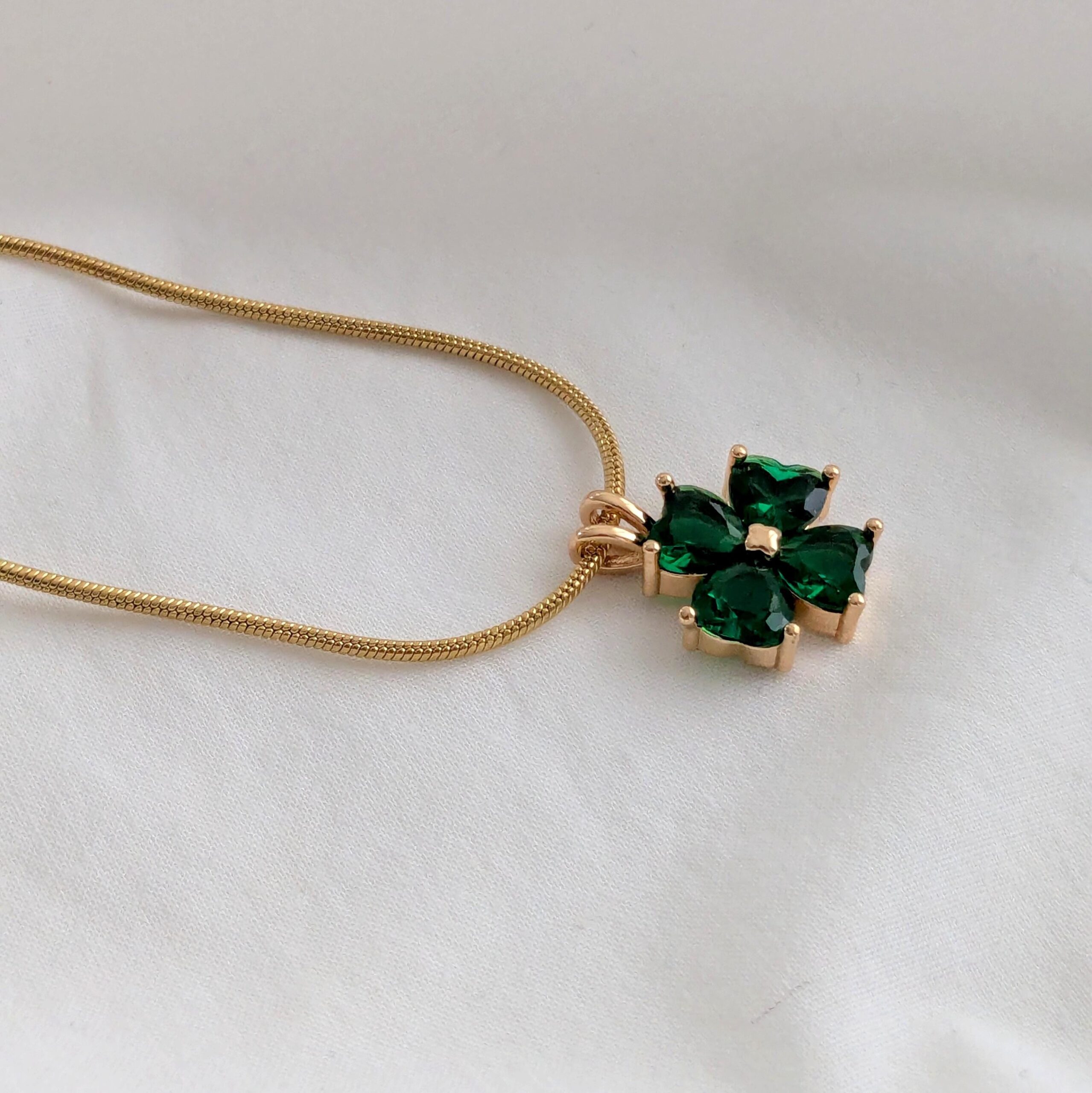 Goldene Kette mit Kleeblatt