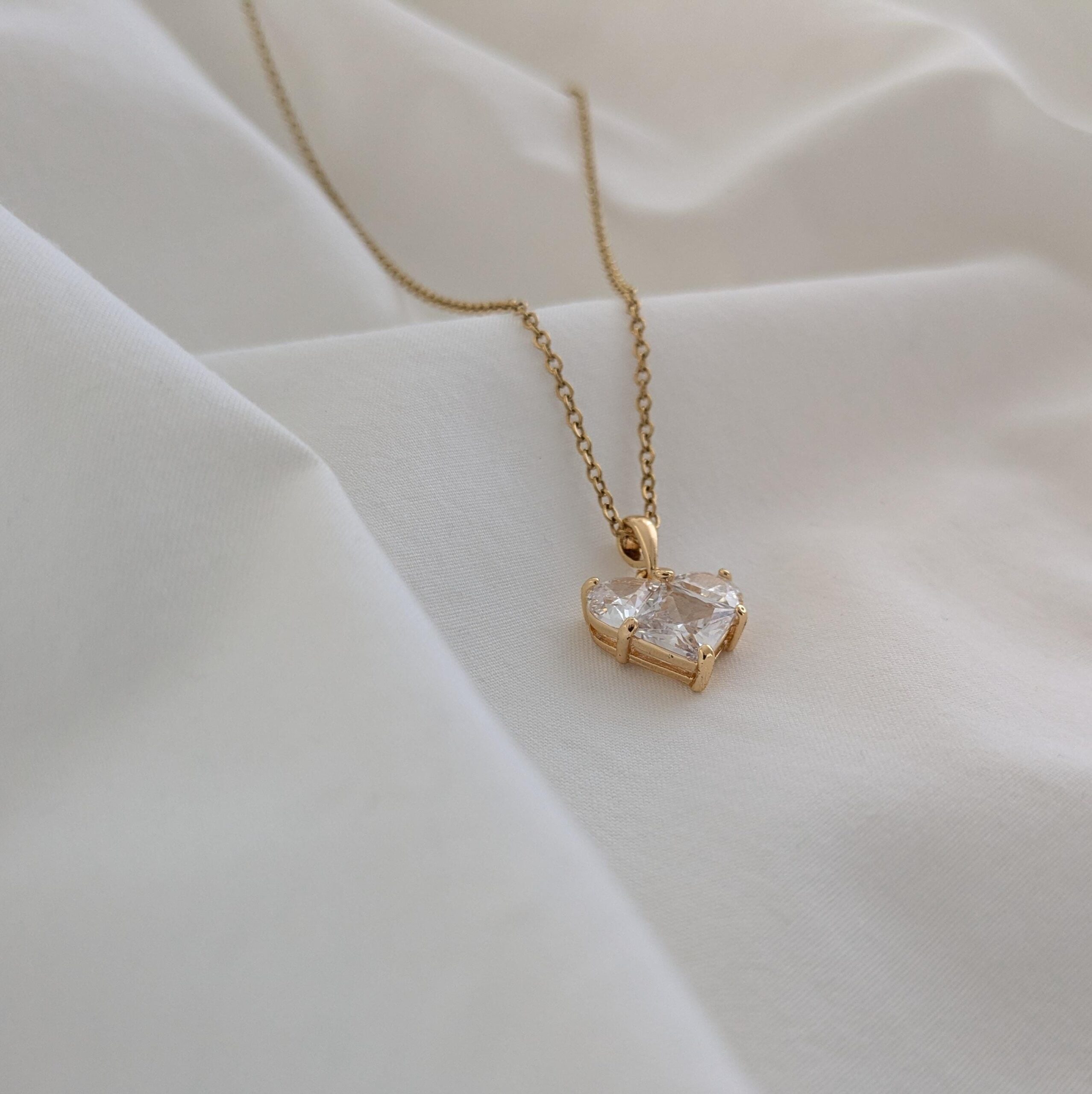 Goldene Kette mit Herzanhänger