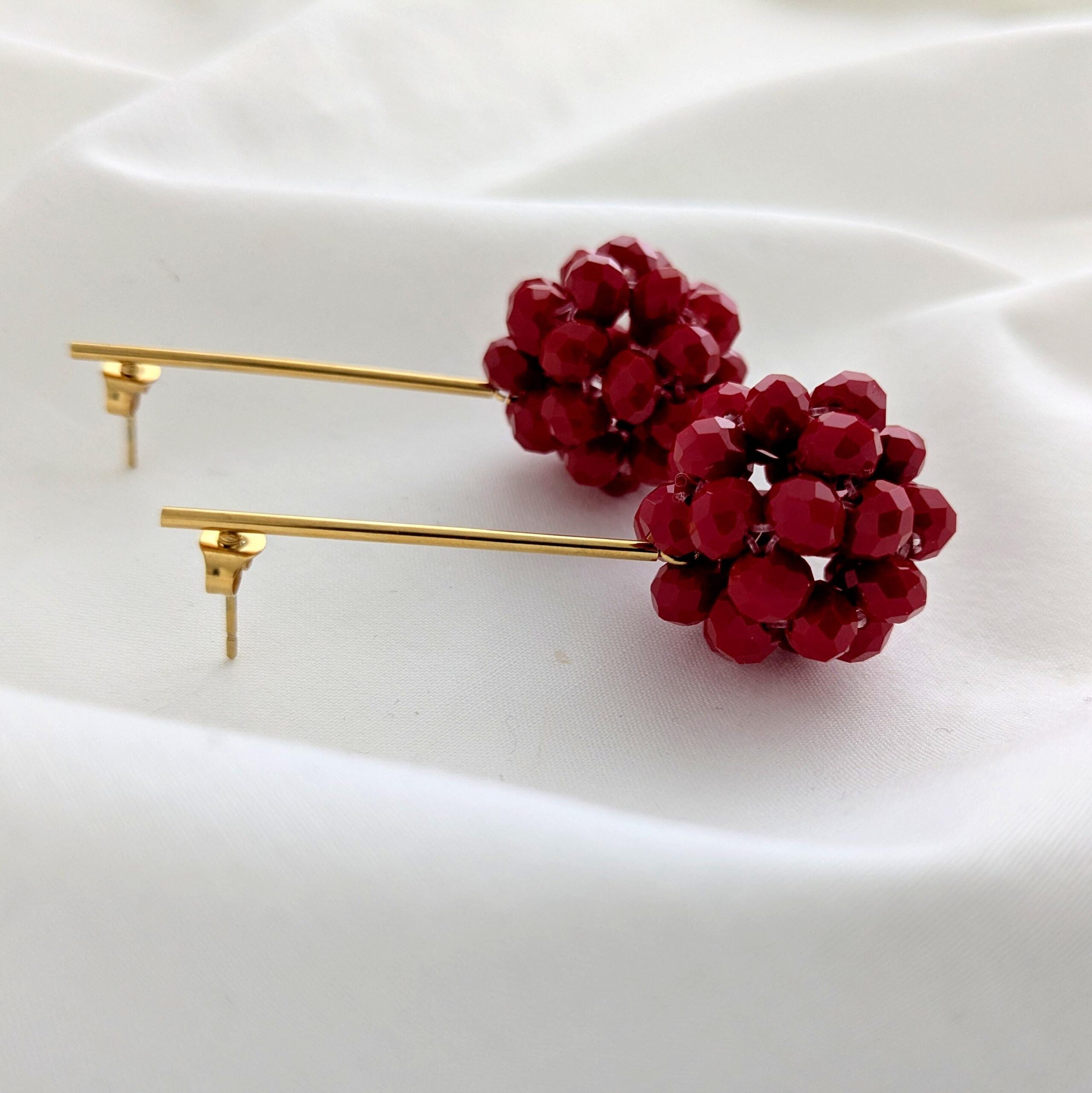 Statement Ohrringe mit roter Kugel